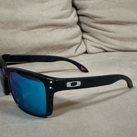 Oakley Blue Holbrook Prizm sunglasses comes with hard shell case - Picture 1 of 5